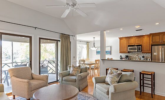 4803 tURTLE cOVE lIVING roOM & kITCHEN